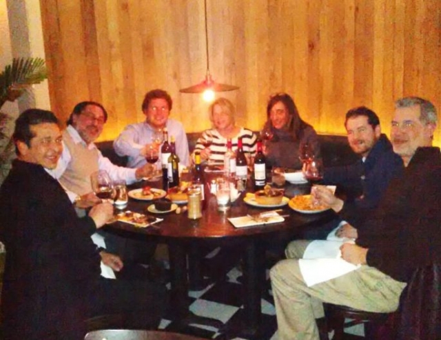 grupo de amigos disfrutando de un maridaje